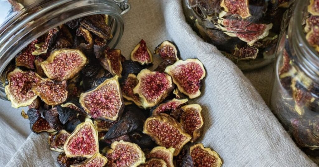 dehydrated figs in a mason jar; learn how to Rehydrate Dried Figs